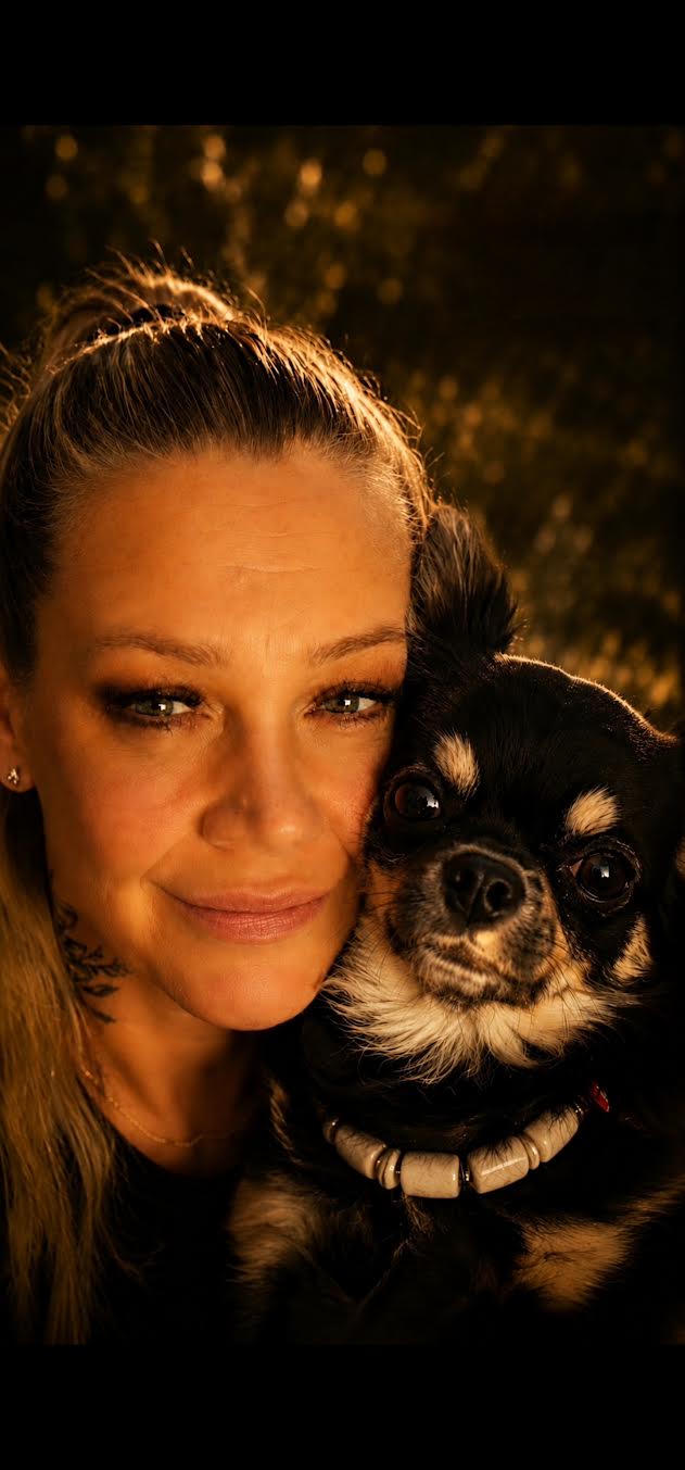 Barbara Kuplent mit Chihuahua — House of Little Souls in Mondsee